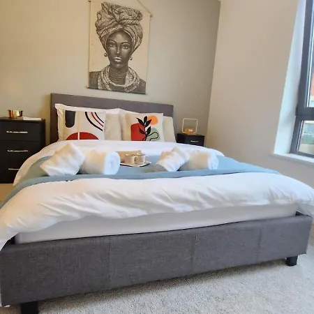 Urban Retreat - Centre - Sleeps 4 דירה