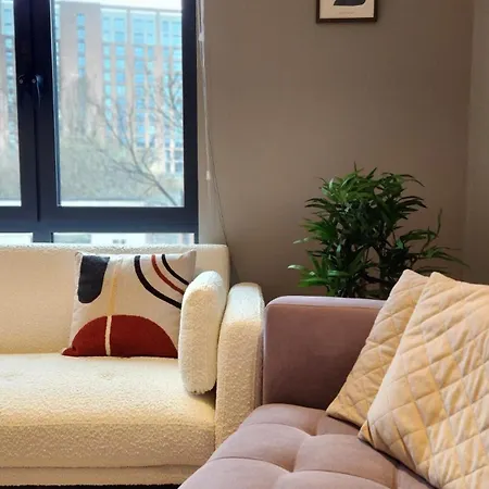 Urban Retreat - Centre - Sleeps 4 דירה *
